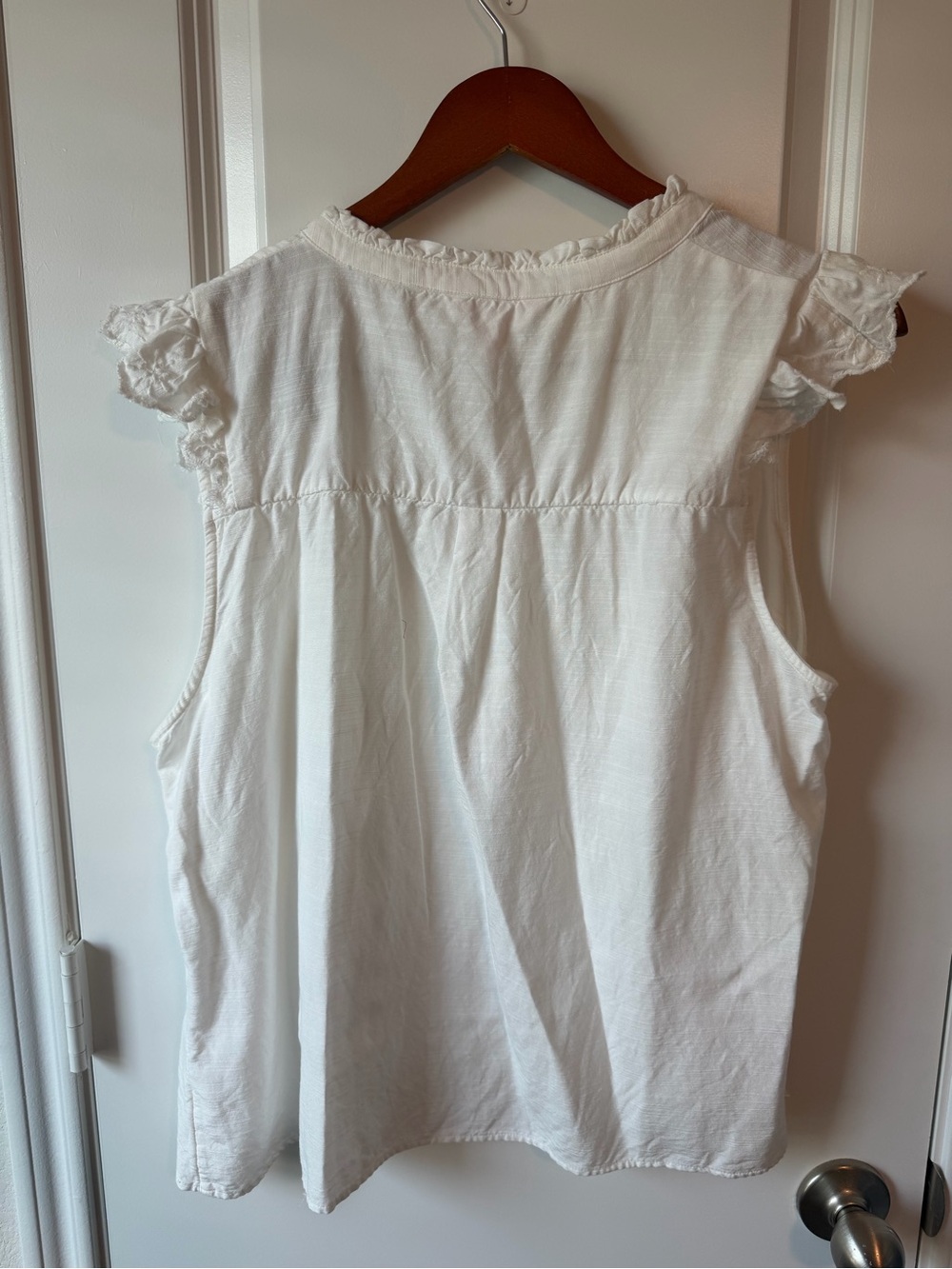 ⚡️LC Lauren Conrad Cream Ruffle Sleeveless Button-Front Top - Picture 4 of 6